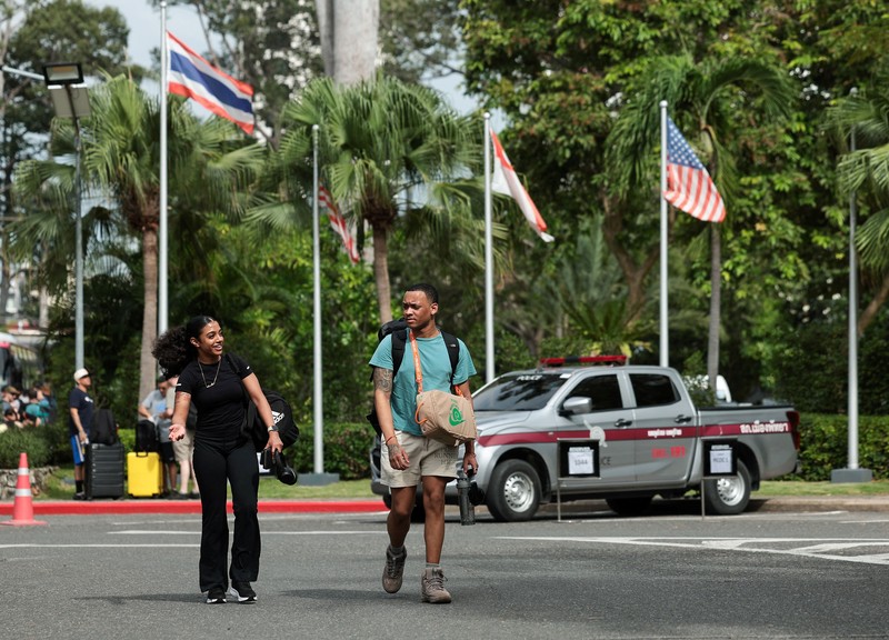 Personel militer AS dari kapal induk kelas Nimitz USS Abraham Lincoln yang sedang bersandar di Pelabuhan Laem Chabang untuk beristirahat setelah penugasan panjang di Timur Tengah&mdash;berfoto bersama seekor burung hantu di Walking Street, Pattaya, Thailand, Kamis (3/9/2026). (REUTERS/Chalinee Thirasupa)