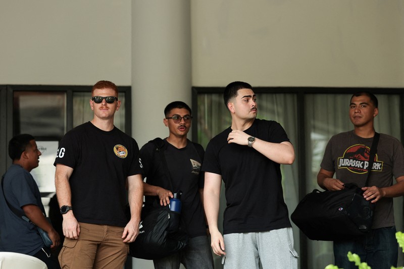 Personel militer AS dari kapal induk kelas Nimitz USS Abraham Lincoln yang sedang bersandar di Pelabuhan Laem Chabang untuk beristirahat setelah penugasan panjang di Timur Tengah&mdash;berfoto bersama seekor burung hantu di Walking Street, Pattaya, Thailand, Kamis (3/9/2026). (REUTERS/Chalinee Thirasupa)