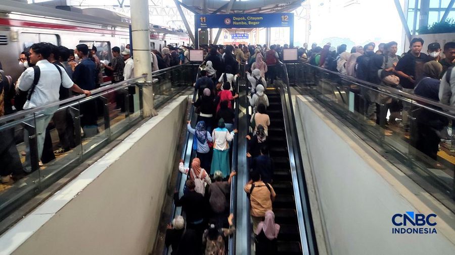 Calon penumpang memadati peron Stasiun Manggarai-Depok-Bogor-Nambo, Jakarta, Jumat (4/9/2026). (CNBC Indonesia/Muhammad Sabki)