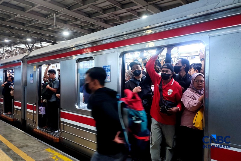 Calon penumpang memadati peron Stasiun Manggarai-Depok-Bogor-Nambo, Jakarta, Jumat (4/9/2026). (CNBC Indonesia/Muhammad Sabki)