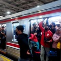 Calon penumpang memadati peron Stasiun Manggarai-Depok-Bogor-Nambo, Jakarta, Jumat (4/9/2026). (CNBC Indonesia/Muhammad Sabki)