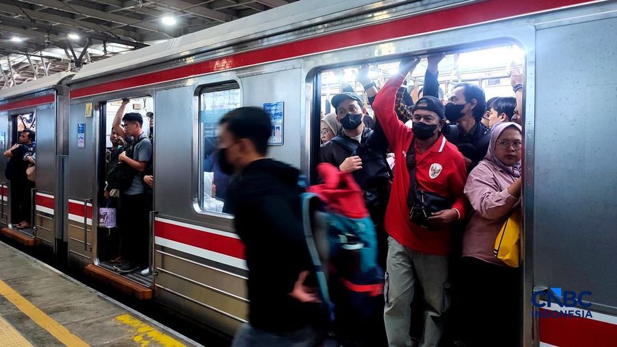 Calon penumpang memadati peron Stasiun Manggarai-Depok-Bogor-Nambo, Jakarta, Jumat (4/9/2026).
