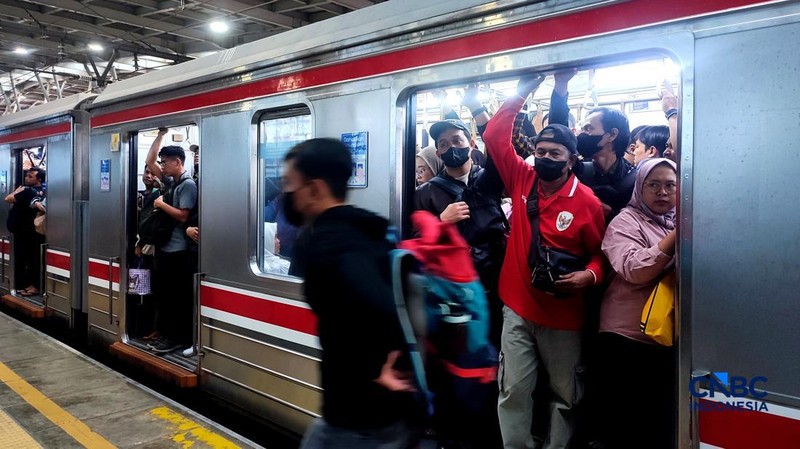 Calon penumpang memadati peron Stasiun Manggarai-Depok-Bogor-Nambo, Jakarta, Jumat (4/9/2026).