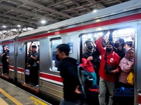 Calon penumpang memadati peron Stasiun Manggarai-Depok-Bogor-Nambo, Jakarta, Jumat (4/9/2026). (CNBC Indonesia/Muhammad Sabki)