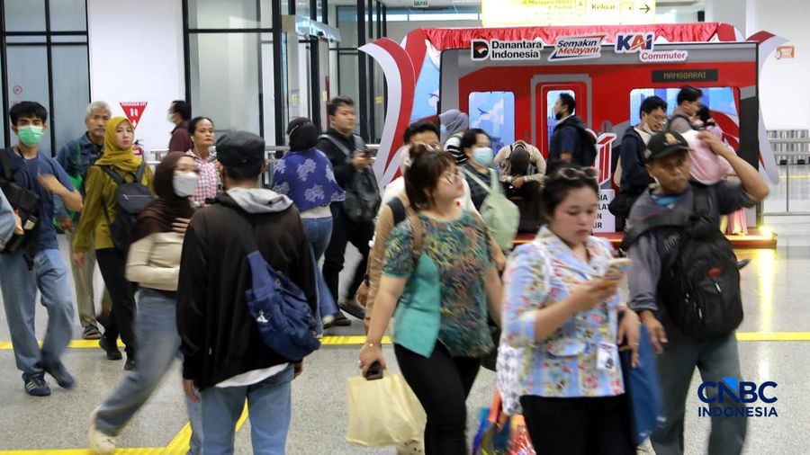 Calon penumpang memadati peron Stasiun Manggarai-Depok-Bogor-Nambo, Jakarta, Jumat (4/9/2026).