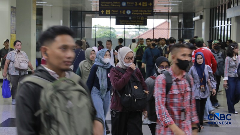 Calon penumpang memadati peron Stasiun Manggarai-Depok-Bogor-Nambo, Jakarta, Jumat (4/9/2026). (CNBC Indonesia/Muhammad Sabki)