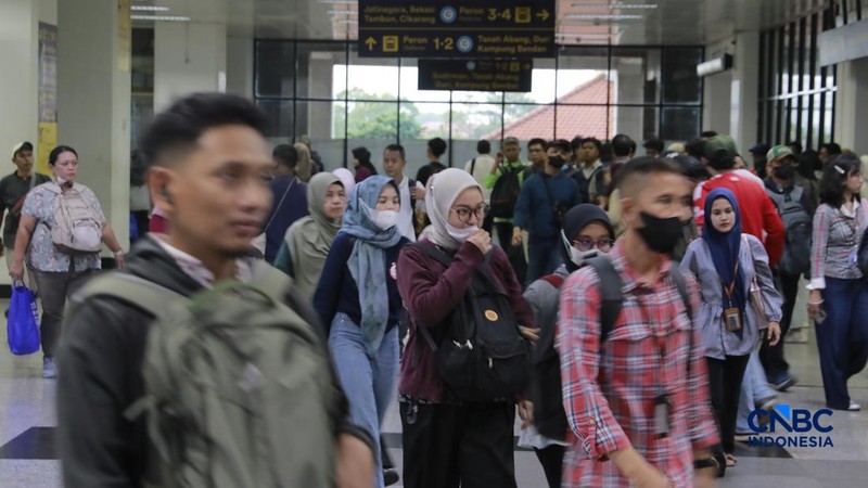 Calon penumpang memadati peron Stasiun Manggarai-Depok-Bogor-Nambo, Jakarta, Jumat (4/9/2026).