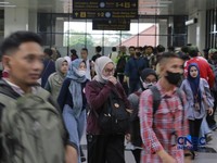 Calon penumpang memadati peron Stasiun Manggarai-Depok-Bogor-Nambo, Jakarta, Jumat (4/9/2026). (CNBC Indonesia/Muhammad Sabki)