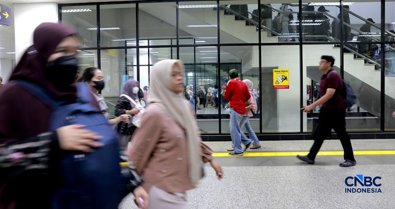 Calon penumpang memadati peron Stasiun Manggarai-Depok-Bogor-Nambo, Jakarta, Jumat (4/9/2026). (CNBC Indonesia/Muhammad Sabki)
