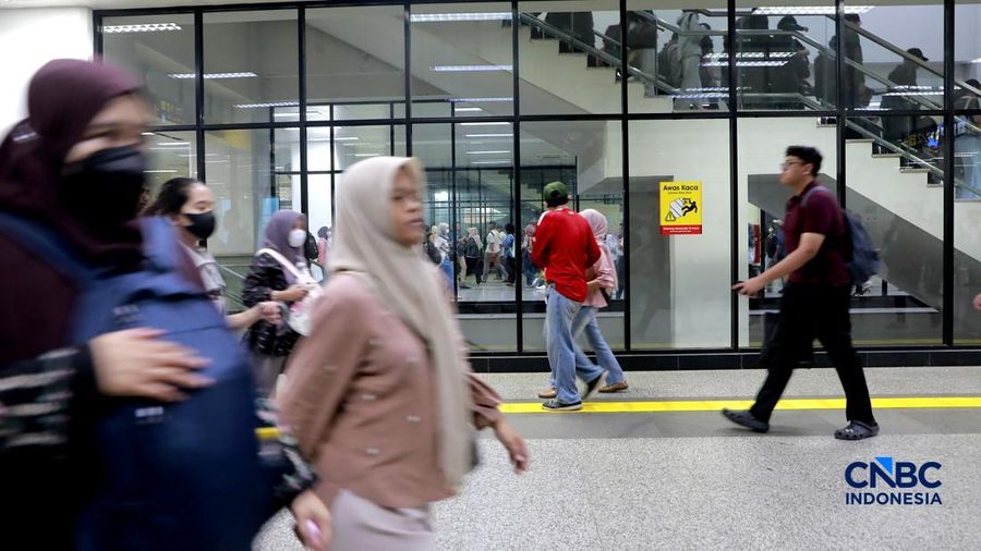 Calon penumpang memadati peron Stasiun Manggarai-Depok-Bogor-Nambo, Jakarta, Jumat (4/9/2026).