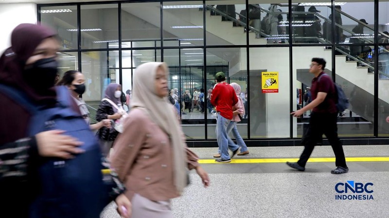 Calon penumpang memadati peron Stasiun Manggarai-Depok-Bogor-Nambo, Jakarta, Jumat (4/9/2026).