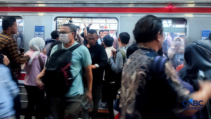Calon penumpang memadati peron Stasiun Manggarai-Depok-Bogor-Nambo, Jakarta, Jumat (4/9/2026). (CNBC Indonesia/Muhammad Sabki)