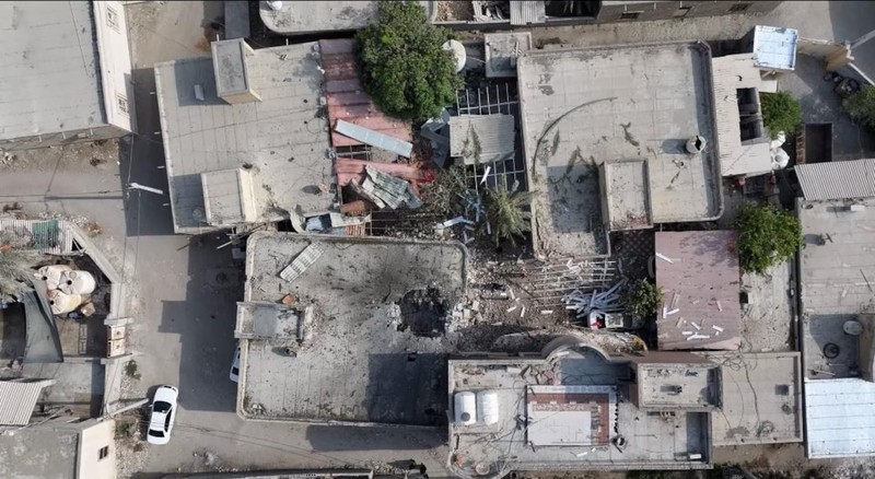 Cuplikan gambar dari video drone yang diambil pada 2 September memperlihatkan kerusakan pada halaman dan lubang di atap sebuah rumah tempat upacara pernikahan dilangsungkan. (Tangkapan Layar VIdeo/REUTERS)