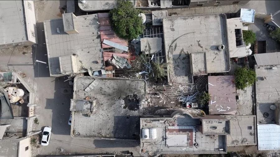 Cuplikan gambar dari video drone yang diambil pada 2 September memperlihatkan kerusakan pada halaman dan lubang di atap sebuah rumah tempat upacara pernikahan dilangsungkan. (Tangkapan Layar VIdeo/REUTERS)