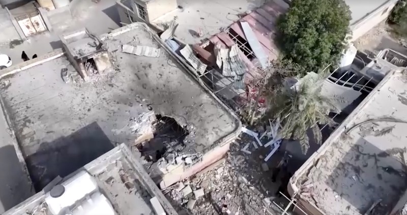 Cuplikan gambar dari video drone yang diambil pada 2 September memperlihatkan kerusakan pada halaman dan lubang di atap sebuah rumah tempat upacara pernikahan dilangsungkan. (Tangkapan Layar VIdeo/REUTERS)
