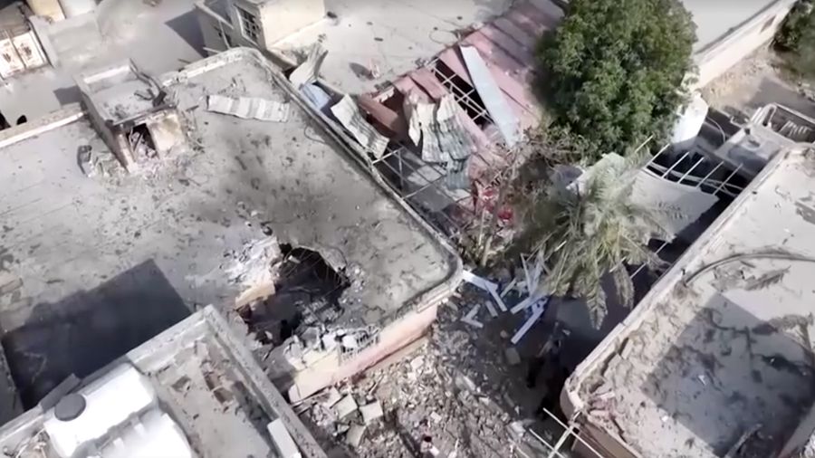 Cuplikan gambar dari video drone yang diambil pada 2 September memperlihatkan kerusakan pada halaman dan lubang di atap sebuah rumah tempat upacara pernikahan dilangsungkan. (Tangkapan Layar VIdeo/REUTERS)