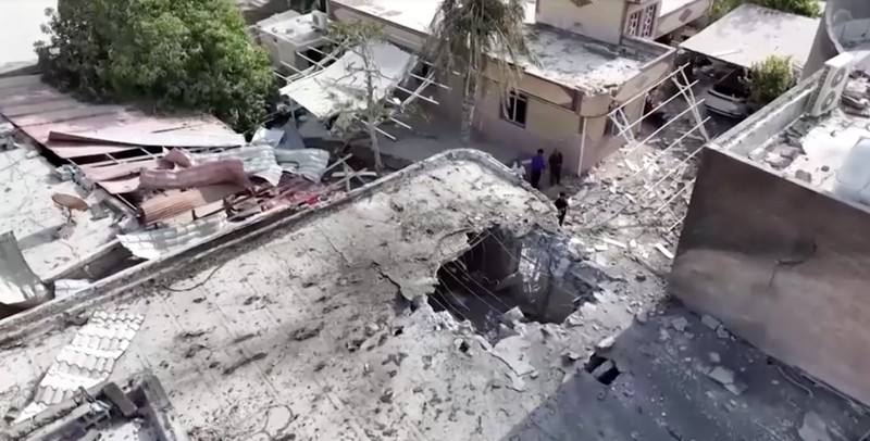 Cuplikan gambar dari video drone yang diambil pada 2 September memperlihatkan kerusakan pada halaman dan lubang di atap sebuah rumah tempat upacara pernikahan dilangsungkan. (Tangkapan Layar VIdeo/REUTERS)