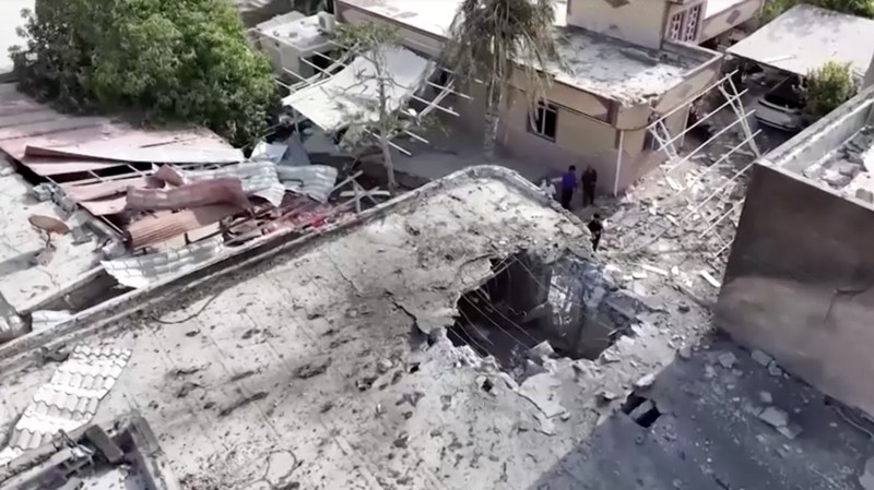 Cuplikan gambar dari video drone yang diambil pada 2 September memperlihatkan kerusakan pada halaman dan lubang di atap sebuah rumah tempat upacara pernikahan dilangsungkan. (Tangkapan Layar VIdeo/REUTERS)