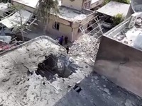 Cuplikan gambar dari video drone yang diambil pada 2 September memperlihatkan kerusakan pada halaman dan lubang di atap sebuah rumah tempat upacara pernikahan dilangsungkan. (Tangkapan Layar VIdeo/REUTERS)