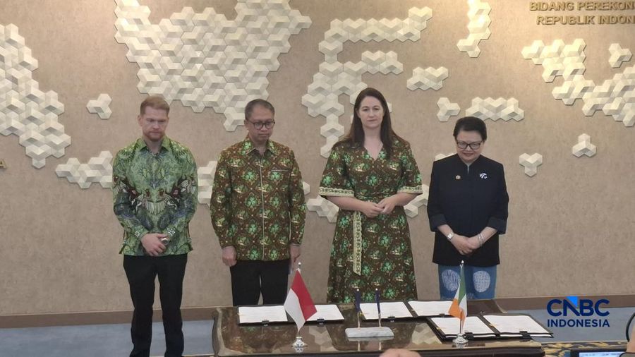 Deputi Bidang Koordinasi Kerja Sama Ekonomi dan Investasi Edi Prio Pambudi dalam konferensi pers di Jakarta, Jumat (4/9/2026). (CNBC Indonesia/Chandra Dwi Pranata)
