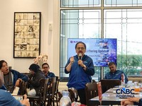 Direktur dan Chief Regulatory Officer XLSmart, Merza Fachys saat Media Gathering di Surabaya, Jawa Timur, Jumat (4/9/2026). (CNBC Indonesia/Intan Rakhmayanti)