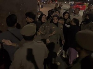 Emak-emak PKL di CPI Makassar Ngamuk Ditertibkan Petugas Satpol PP