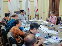 Gubernur Lampung Rahmat Mirzani Djausal (tengah) memimpin Rapat Koordinasi Pengendalian Inflasi di Provinsi Lampung di Ruang Rapat Sakai Sambayan, Kantor Gubernur Lampung, Bandar Lampung, Kamis (3/9/2026). (Dok. Pemerintah Provinsi Lampung)