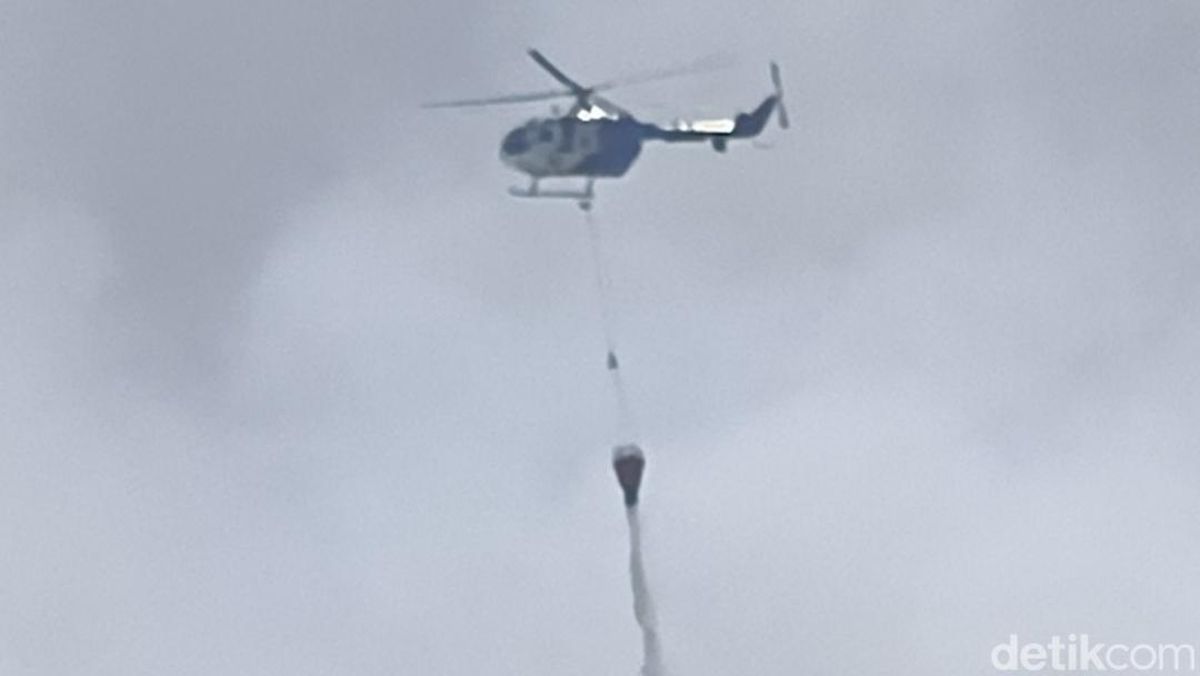 Helikopter Dikerahkan Padamkan Kebakaran TPA Putri Cempo Solo