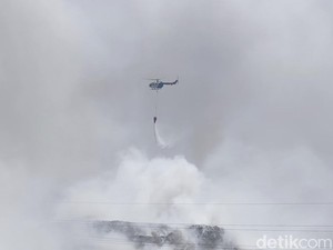 Penampakan Helikopter Polisi Hilir Mudik Padamkan Kebakaran TPA Putri Cempo