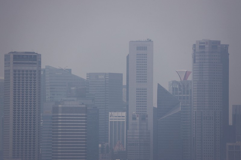 Kabut asap menyelimuti bangunan hunian saat asap dari kebakaran hutan di wilayah sekitar mengurangi jarak pandang di seluruh pulau, di Singapura, 4 September 2026. (REUTERS/Suhaimi Abdullah)