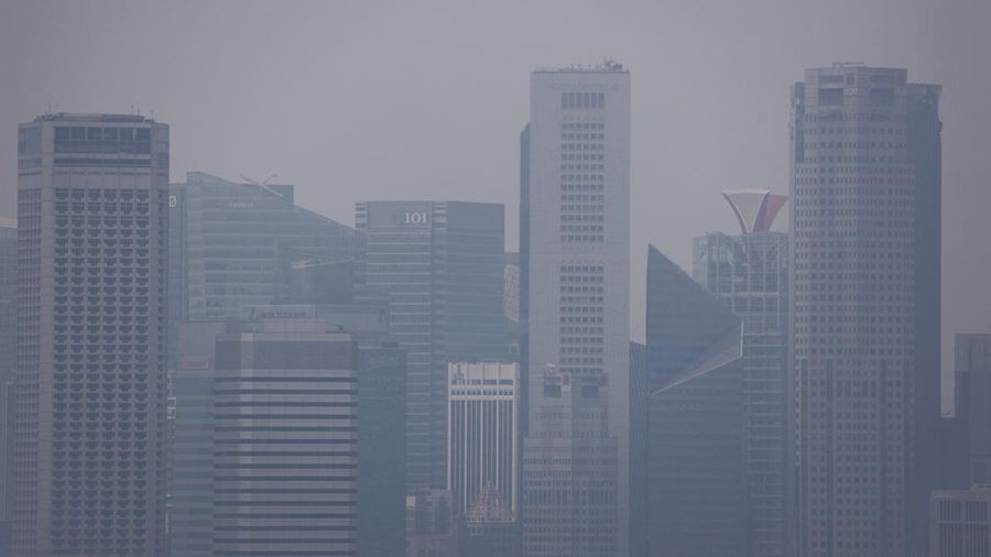 Kabut asap menyelimuti bangunan-bangunan komersial saat asap dari kebakaran rimba di wilayah sekitar mengurangi jarak pandang di seluruh pulau, di Singapura, 4 September 2026.