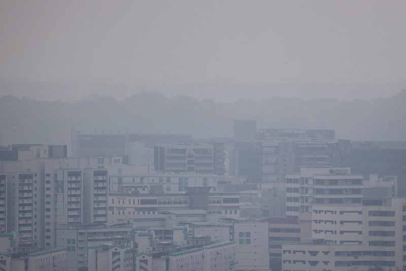 Kabut asap menyelimuti bangunan hunian saat asap dari kebakaran hutan di wilayah sekitar mengurangi jarak pandang di seluruh pulau, di Singapura, 4 September 2026. (REUTERS/Suhaimi Abdullah)