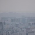 Kabut asap menyelimuti bangunan hunian saat asap dari kebakaran hutan di wilayah sekitar mengurangi jarak pandang di seluruh pulau, di Singapura, 4 September 2026. (REUTERS/Suhaimi Abdullah)