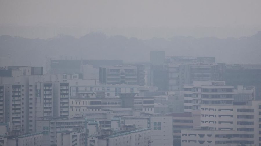 Kabut asap menyelimuti gedung kediaman saat asap dari kebakaran rimba di wilayah sekitar mengurangi jarak pandang di seluruh pulau, di Singapura, 4 September 2026. (REUTERS/Suhaimi Abdullah)