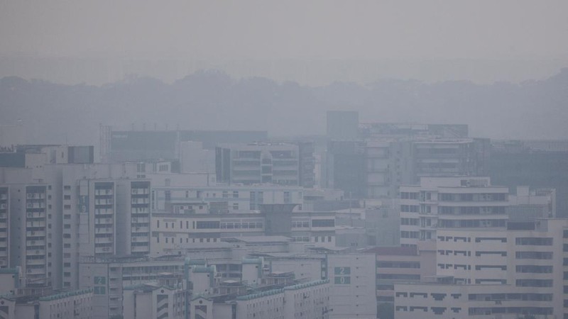 Kabut asap menyelimuti bangunan hunian saat asap dari kebakaran hutan di wilayah sekitar mengurangi jarak pandang di seluruh pulau, di Singapura, 4 September 2026. (REUTERS/Suhaimi Abdullah)