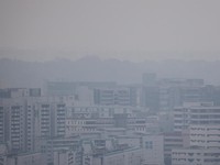 Kabut asap menyelimuti bangunan hunian saat asap dari kebakaran hutan di wilayah sekitar mengurangi jarak pandang di seluruh pulau, di Singapura, 4 September 2026. (REUTERS/Suhaimi Abdullah)