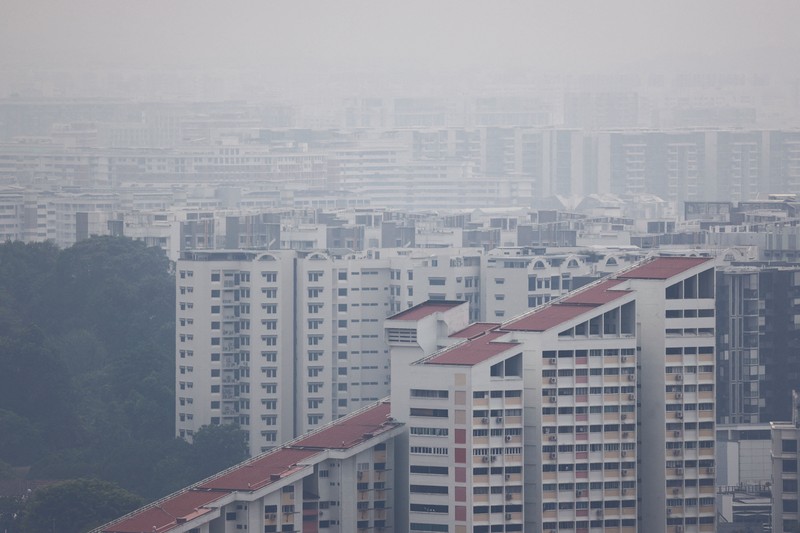 Kabut asap menyelimuti bangunan hunian saat asap dari kebakaran hutan di wilayah sekitar mengurangi jarak pandang di seluruh pulau, di Singapura, 4 September 2026. (REUTERS/Suhaimi Abdullah)