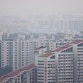 Kabut asap menyelimuti bangunan hunian saat asap dari kebakaran hutan di wilayah sekitar mengurangi jarak pandang di seluruh pulau di Singapura, 4 September 2026. (REUTERS/Suhaimi Abdullah)