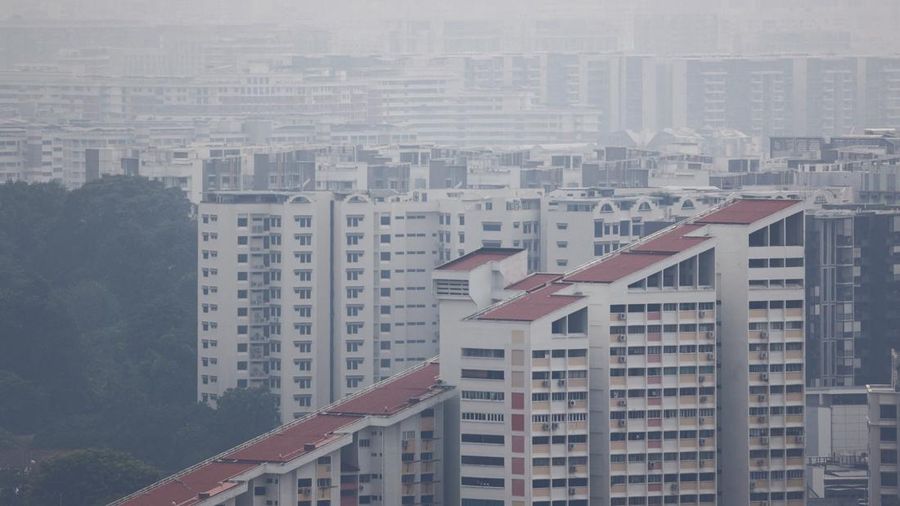 Kabut asap menyelimuti gedung kediaman saat asap dari kebakaran rimba di wilayah sekitar mengurangi jarak pandang di seluruh pulau di Singapura, 4 September 2026.