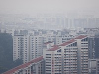 Kabut asap menyelimuti bangunan hunian saat asap dari kebakaran hutan di wilayah sekitar mengurangi jarak pandang di seluruh pulau di Singapura, 4 September 2026. (REUTERS/Suhaimi Abdullah)