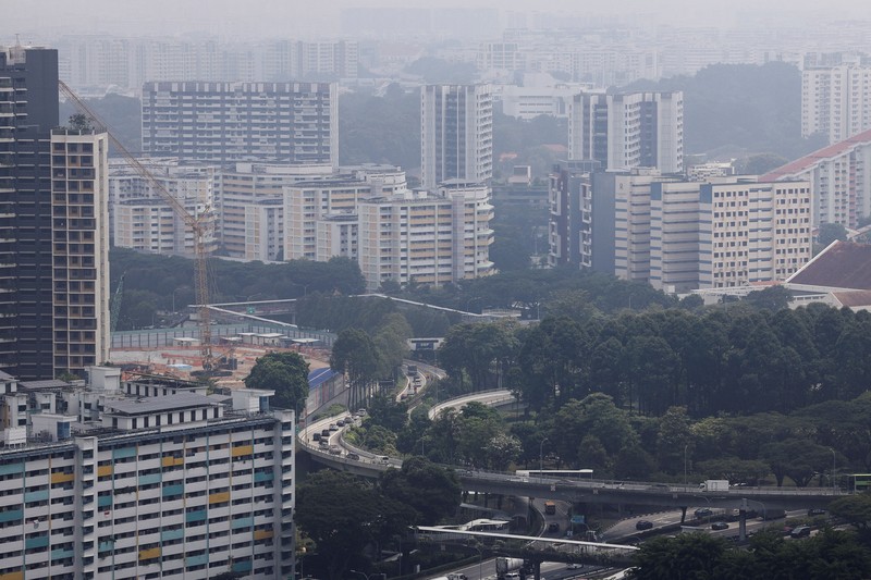 Kabut asap menyelimuti bangunan hunian saat asap dari kebakaran hutan di wilayah sekitar mengurangi jarak pandang di seluruh pulau, di Singapura, 4 September 2026. (REUTERS/Suhaimi Abdullah)