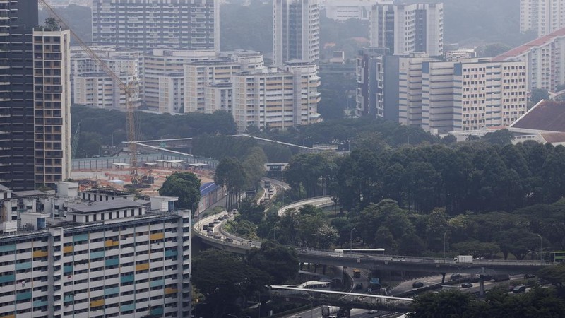 Kabut asap menyelimuti bangunan hunian saat asap dari kebakaran hutan di wilayah sekitar mengurangi jarak pandang di seluruh pulau di Singapura, 4 September 2026.