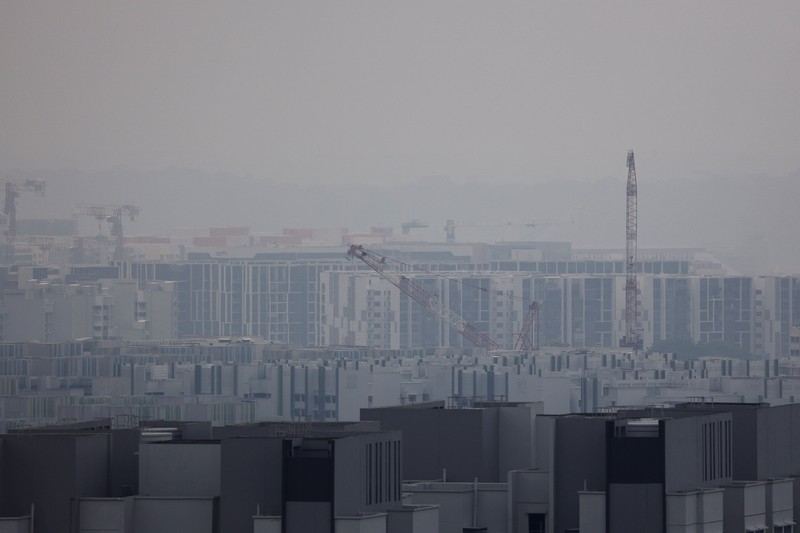 Kabut asap menyelimuti bangunan hunian saat asap dari kebakaran hutan di wilayah sekitar mengurangi jarak pandang di seluruh pulau, di Singapura, 4 September 2026. (REUTERS/Suhaimi Abdullah)