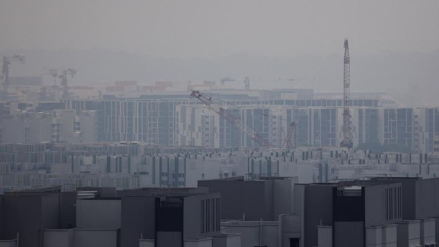 Kabut asap menyelimuti gedung komersial dan perumahan lantaran asap dari kebakaran rimba regional mengurangi jarak pandang di seluruh pulau di Singapura, 4 September 2026.
