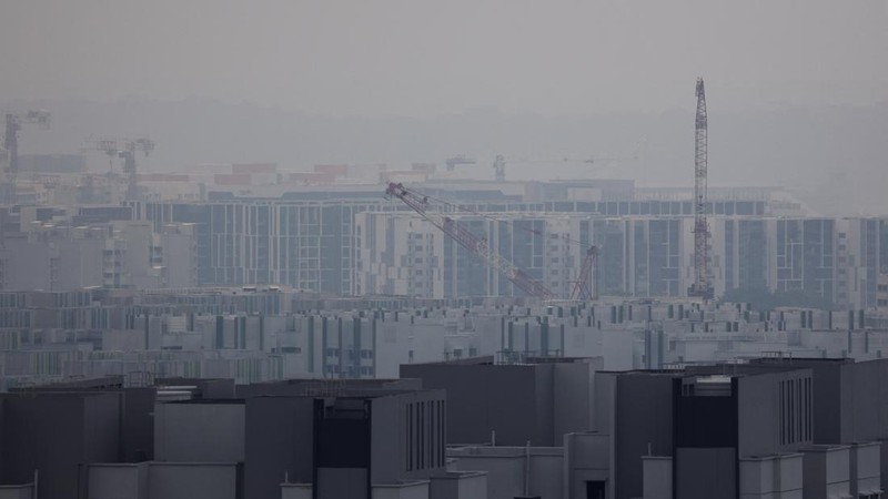 Kabut asap menyelimuti bangunan komersial dan perumahan karena asap dari kebakaran hutan regional mengurangi jarak pandang di seluruh pulau di Singapura, 4 September 2026.