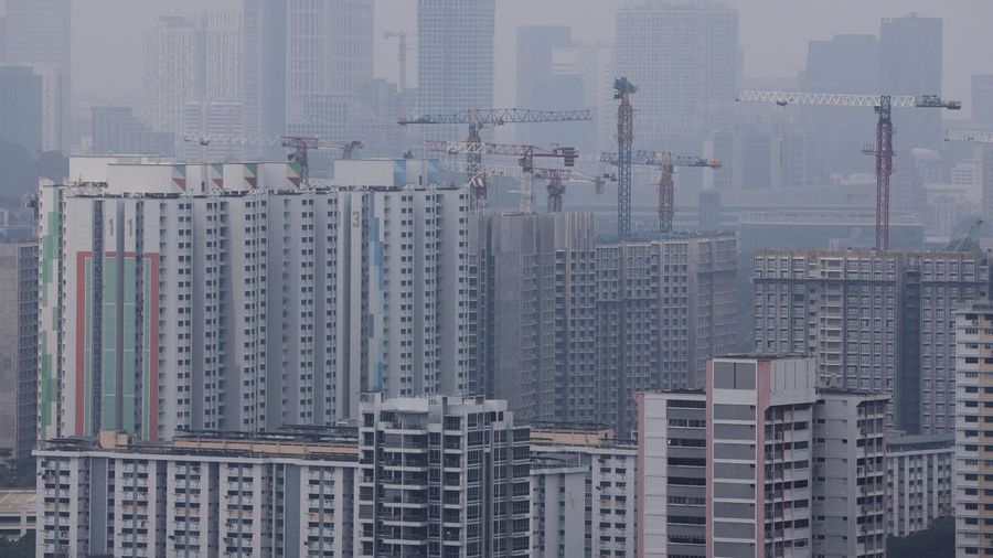 Kabut asap menyelimuti gedung komersial dan perumahan lantaran asap dari kebakaran rimba regional mengurangi jarak pandang di seluruh pulau di Singapura, 4 September 2026.