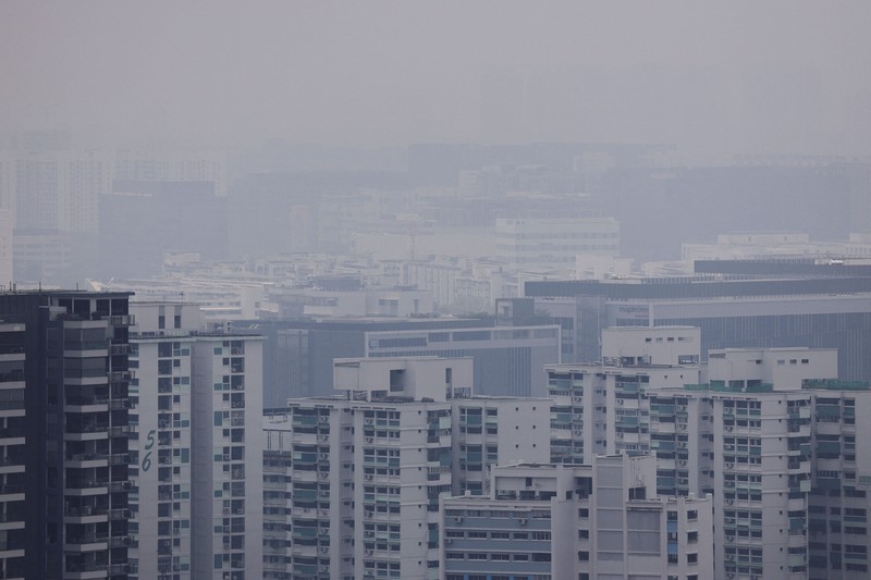 Kabut asap menyelimuti bangunan hunian saat asap dari kebakaran hutan di wilayah sekitar mengurangi jarak pandang di seluruh pulau, di Singapura, 4 September 2026. (REUTERS/Suhaimi Abdullah)