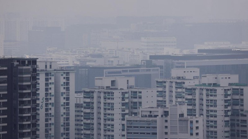 Kabut menyelimuti bangunan karena asap dari kebakaran hutan regional mengurangi jarak pandang ke seluruh pulau di Singapura, 4 September 2026.