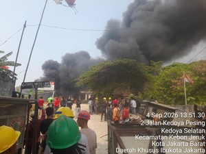 Video: Kebakaran Melahap Bedeng di Kedoya Jakbar, Petugas Damkar Meluncur