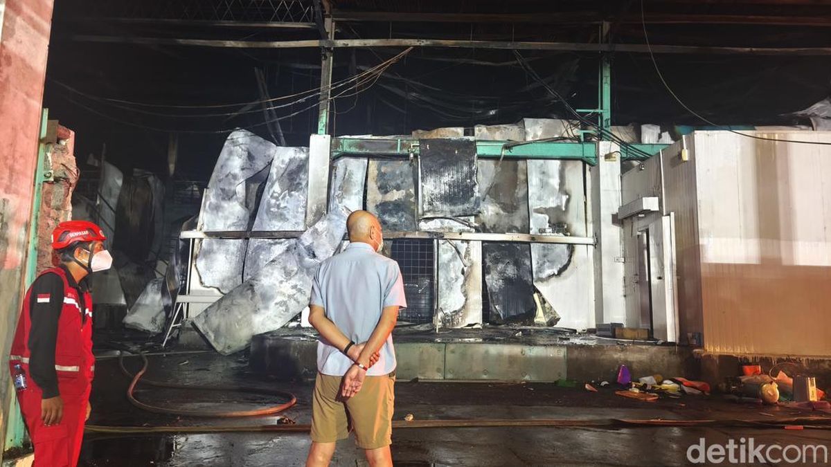 Gudang Ikan di Pelabuhan Benoa Terbakar, Api Diduga dari Lantai 2